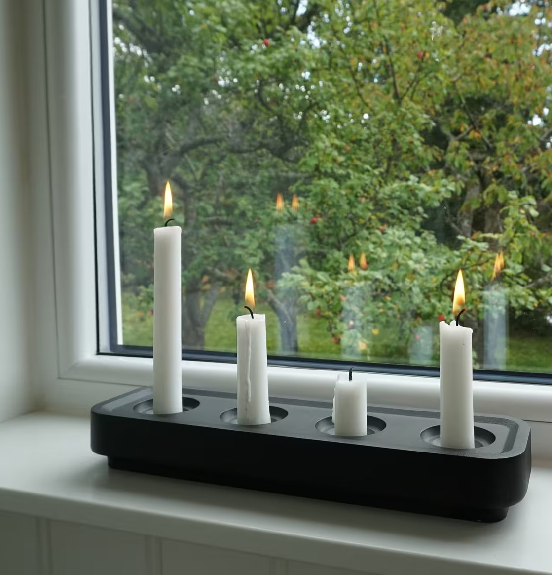 Stumpastaken Long Svart från Stumpastaken på fönsterbräda