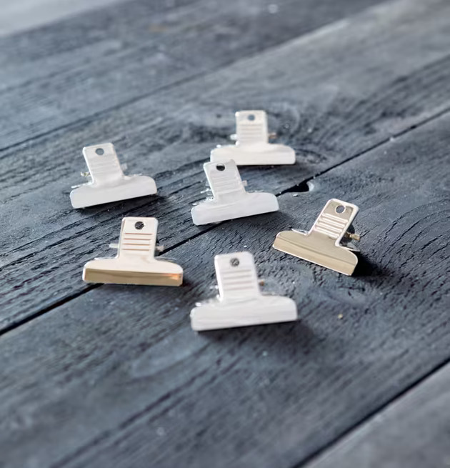 Clips - Majas Cottage från Majas Cottage på mörk träyta