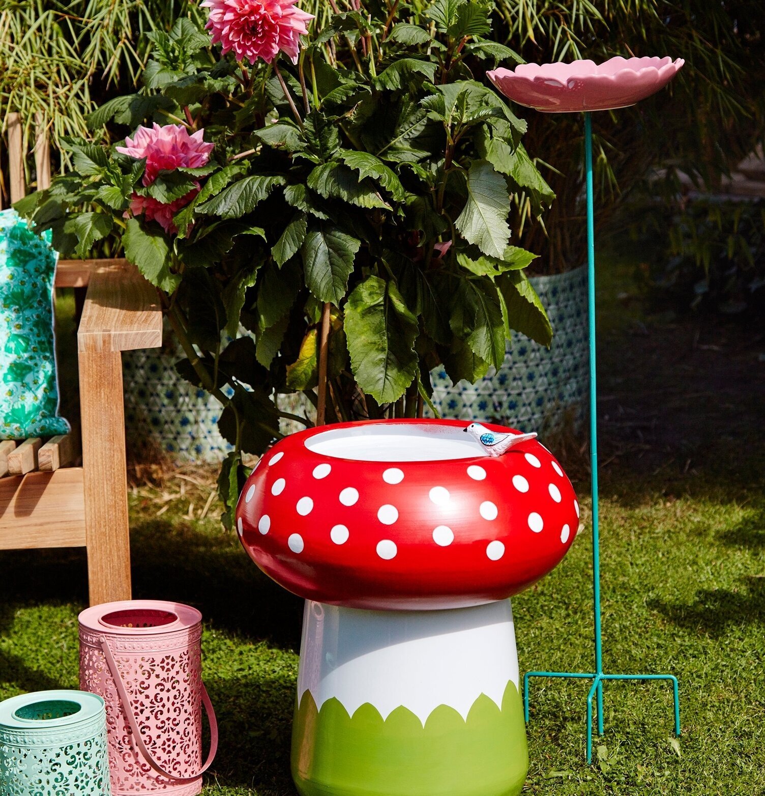 Fågelbad Mushroom från Rice i en färgglad trädgårdsmiljö