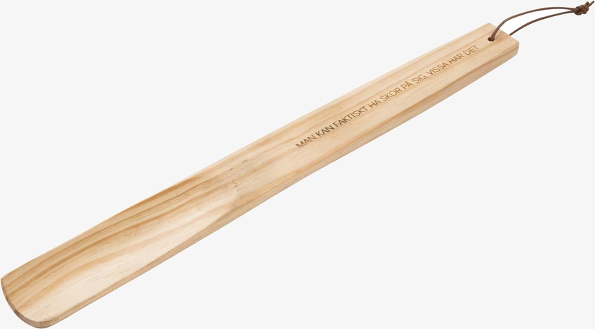 Skohorn Natur från Ernst i trä med läderrem och inskription