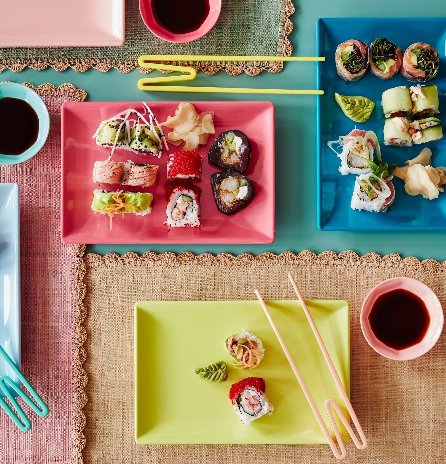 Sushi Tray från Rice i olika färger med sushi och tillbehör