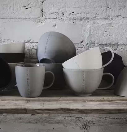 Tekopp Stengods Mörkgrå från Ernst på rustik hylla