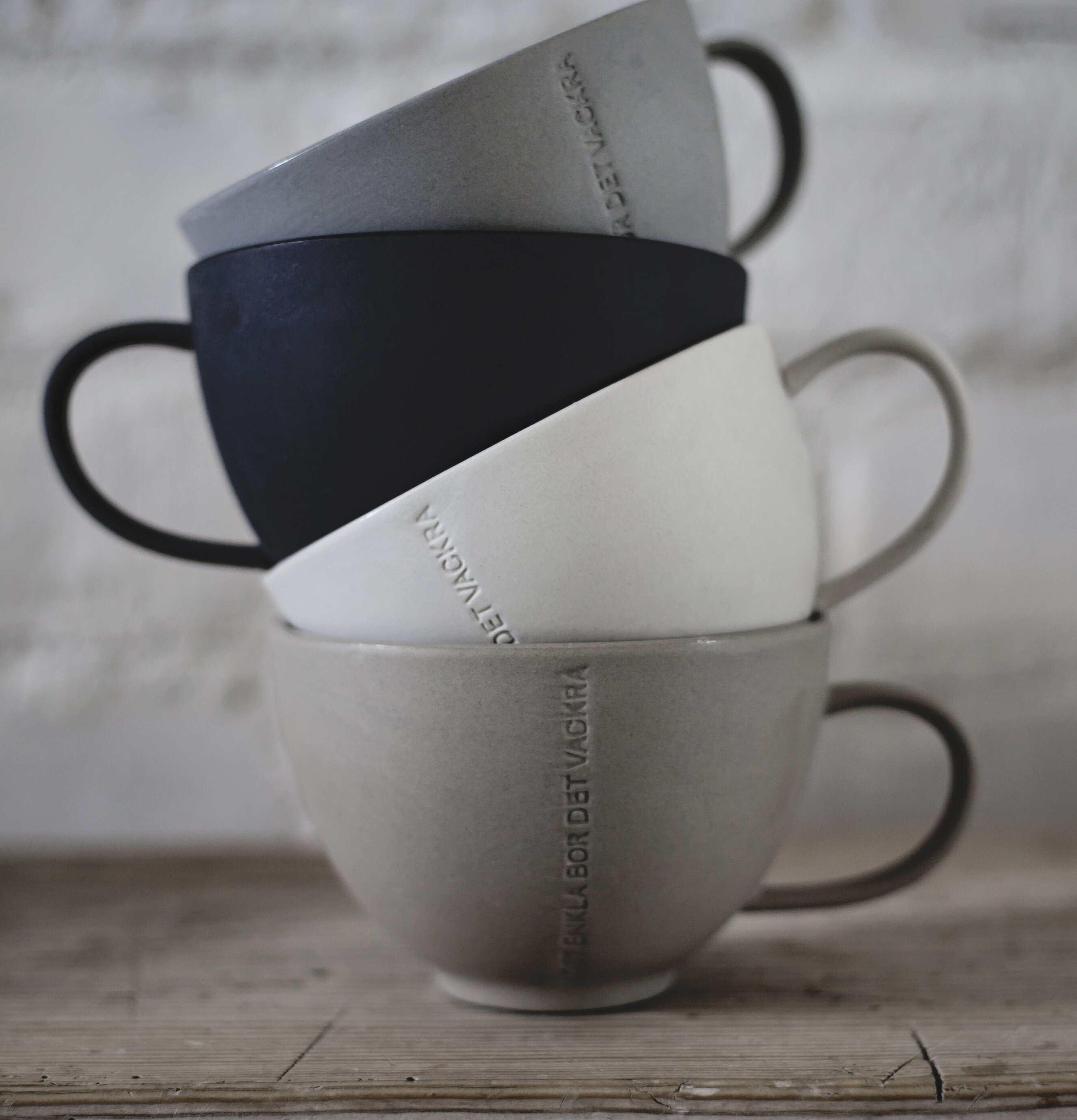 Tekopp Stengods Mörkgrå från Ernst på rustikt träbord