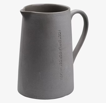 Mjölkkanna Stengods Mörkgrå från Ernst med präglat citat