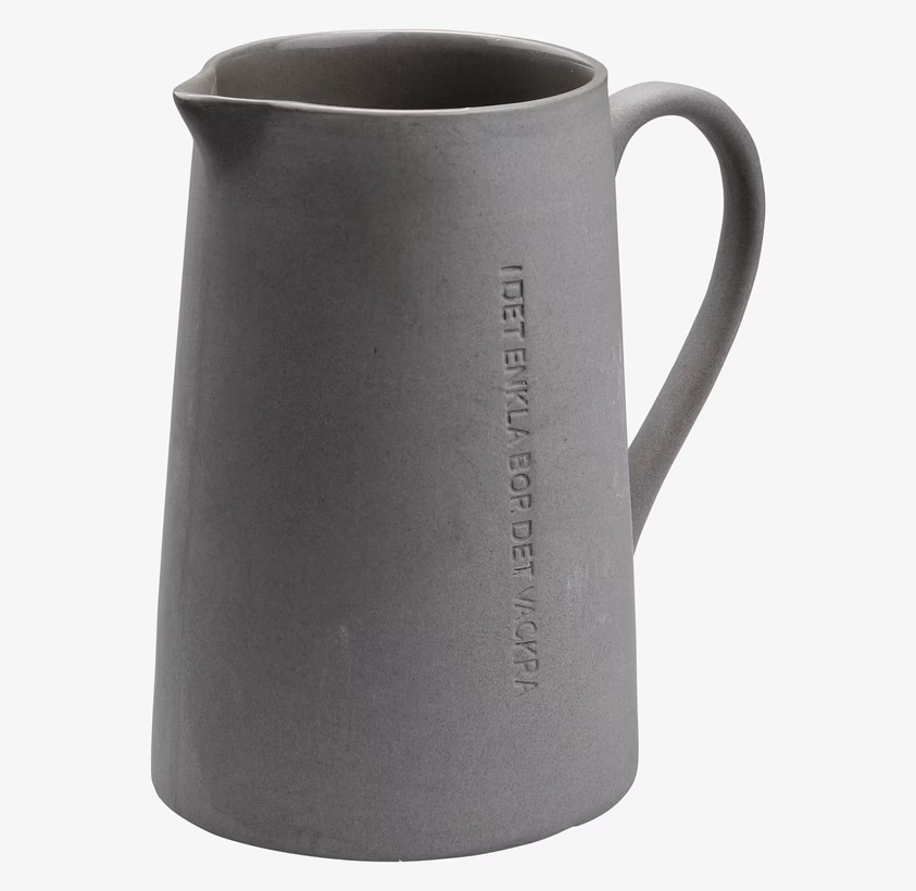 Mjölkkanna Stengods Mörkgrå från Ernst med präglat citat