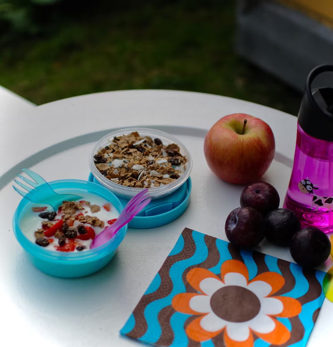 Matlåda Nice Cup Cerise från Carl Oscar på vitt bord ute