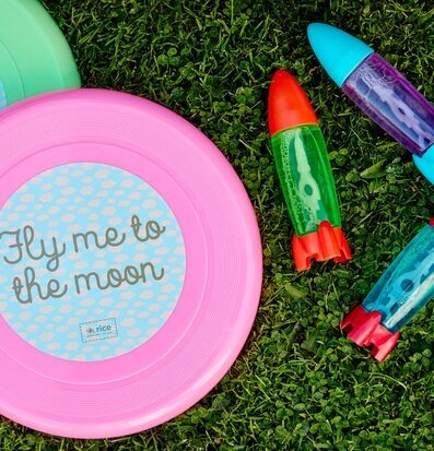 Frisbee Pastellgrön från Rice på gräsmatta med leksaker