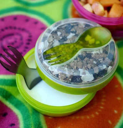 Matlåda Nice Cup Cerise från Carl Oscar på färgglad bakgrund