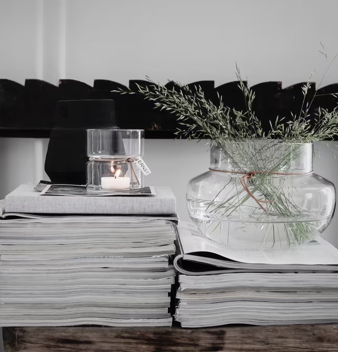 Glasvas Ernst från Ernst med läderband och gröna grässtrån