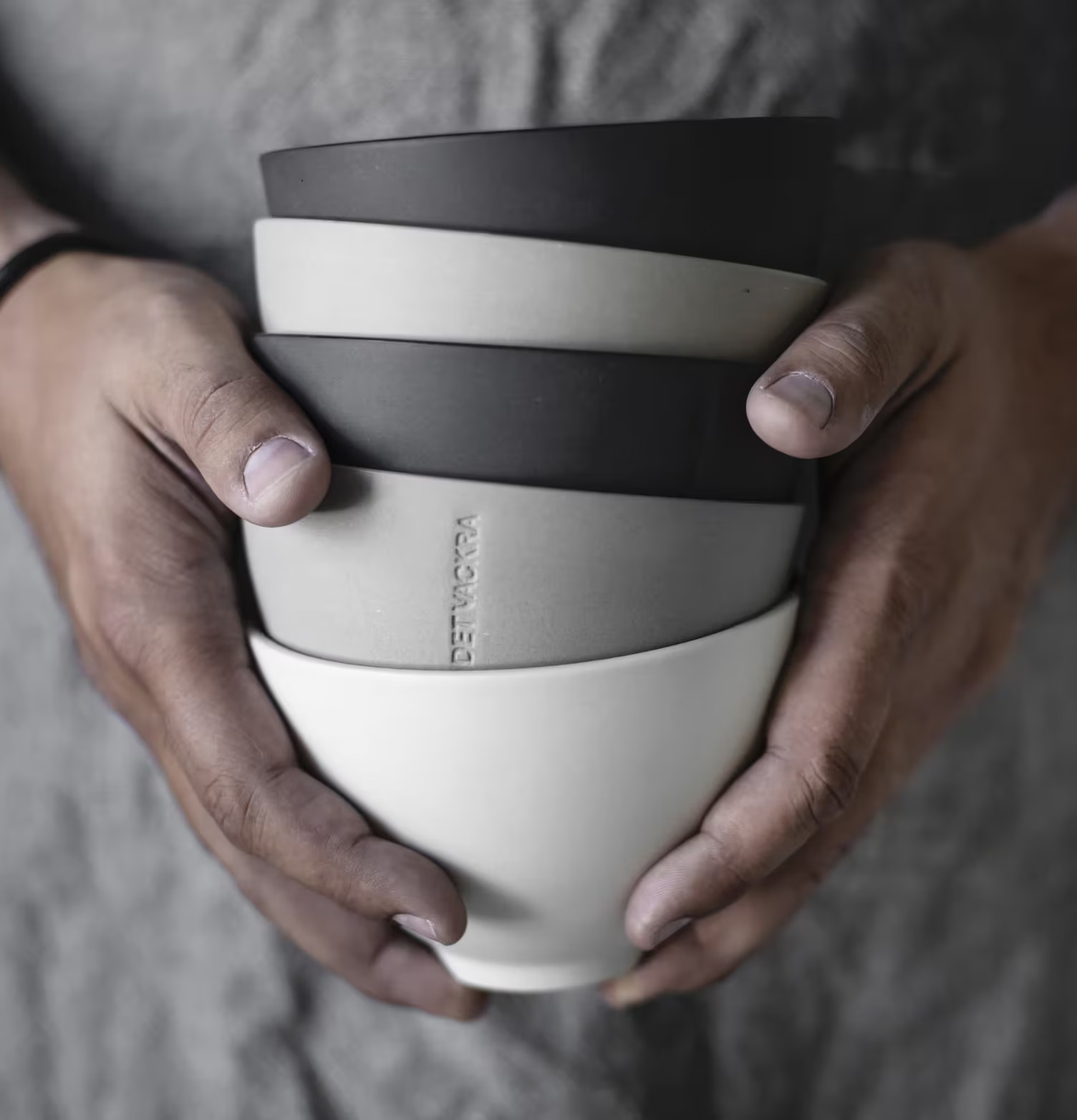 Fyra staplade Skål Stengods Grå från Ernst i olika nyanser