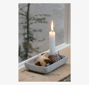 Trästjärna från IB Laursen på betongbricka med ljus och kotte