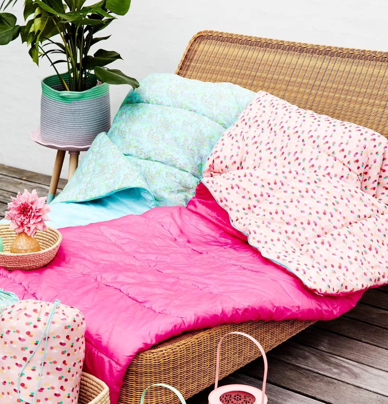 Sovsäck Dapper Dot från Rice i en färgglad utomhusmiljö