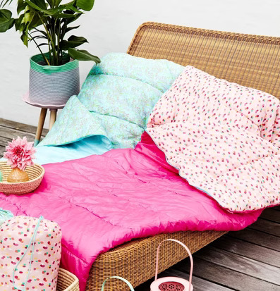 Sovsäck Dapper Dot från Rice i en färgglad utomhusmiljö