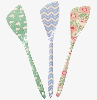 Tre Stekspade Shine Prints från Rice med färgglada mönster