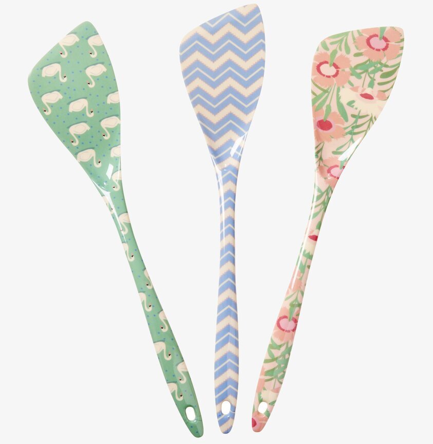 Tre Stekspade Shine Prints från Rice med färgglada mönster