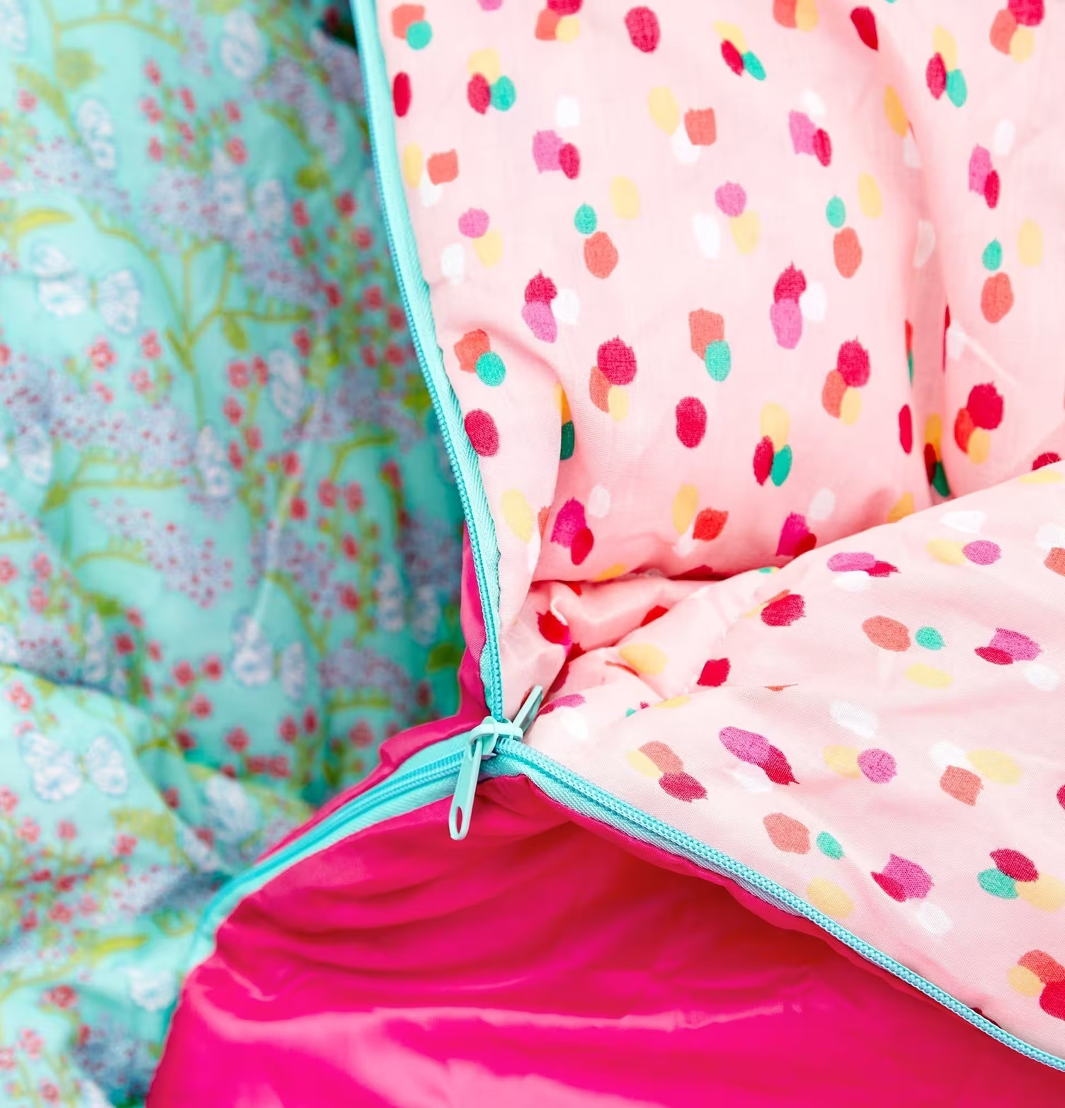 Sovsäck Dapper Dot från Rice med färgglada mönster