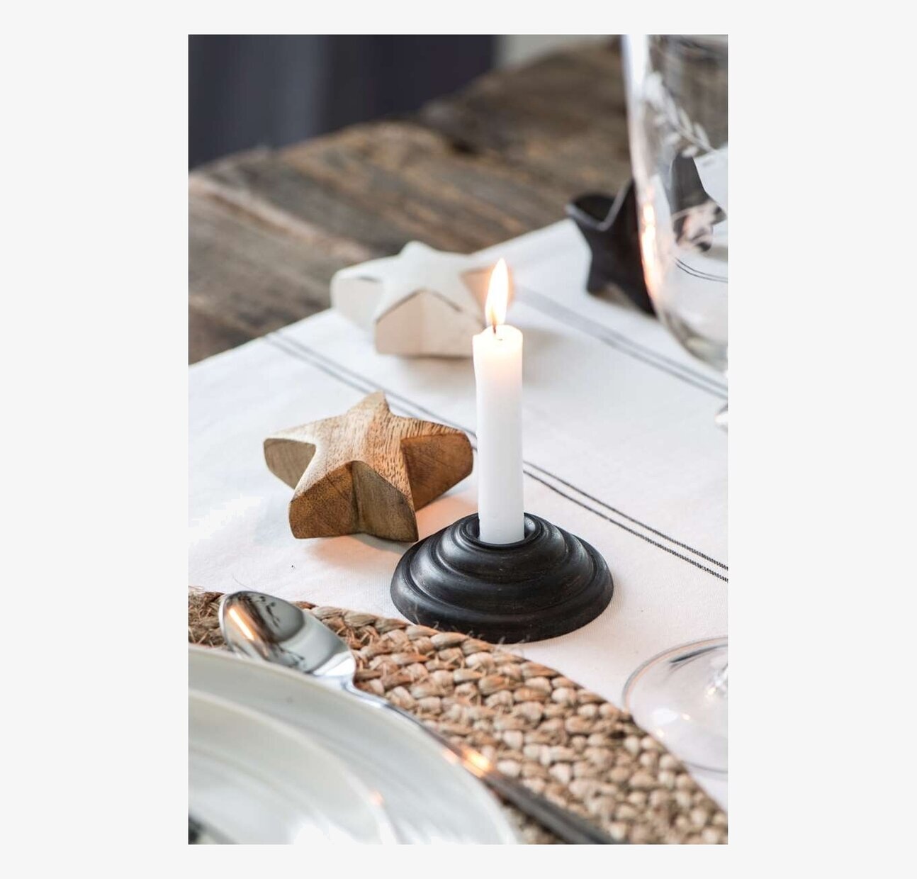 Trästjärna från IB Laursen på rustik bordsduk med ljus
