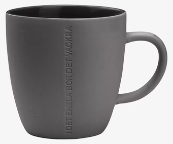 Mugg Stengods Mörkgrå från Ernst med präglad text