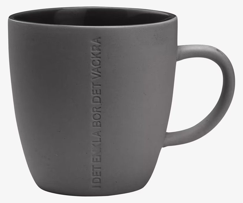 Mugg Stengods Mörkgrå från Ernst med präglad text