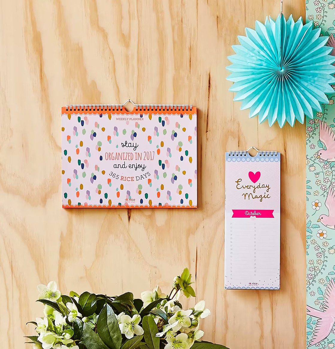 Weekly Planner 2017 från Rice upphängd på en dekorerad vägg