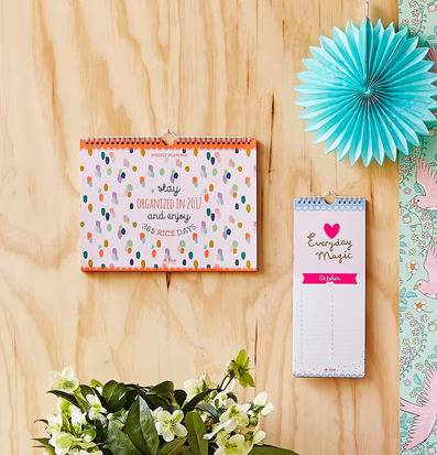 Weekly Planner 2017 från Rice upphängd på en dekorerad vägg