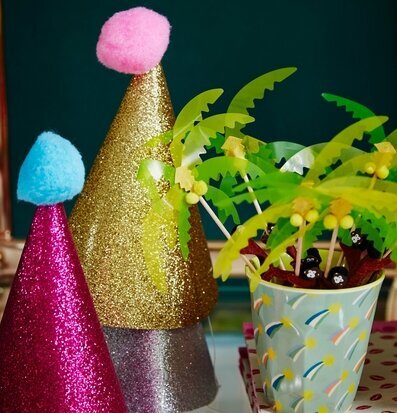 Bild av festliga dekorationer med partyhattar och mugg