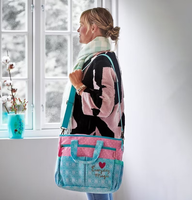 Beautiful Bag Dark Mint Lace Print från Rice i en inomhusmiljö
