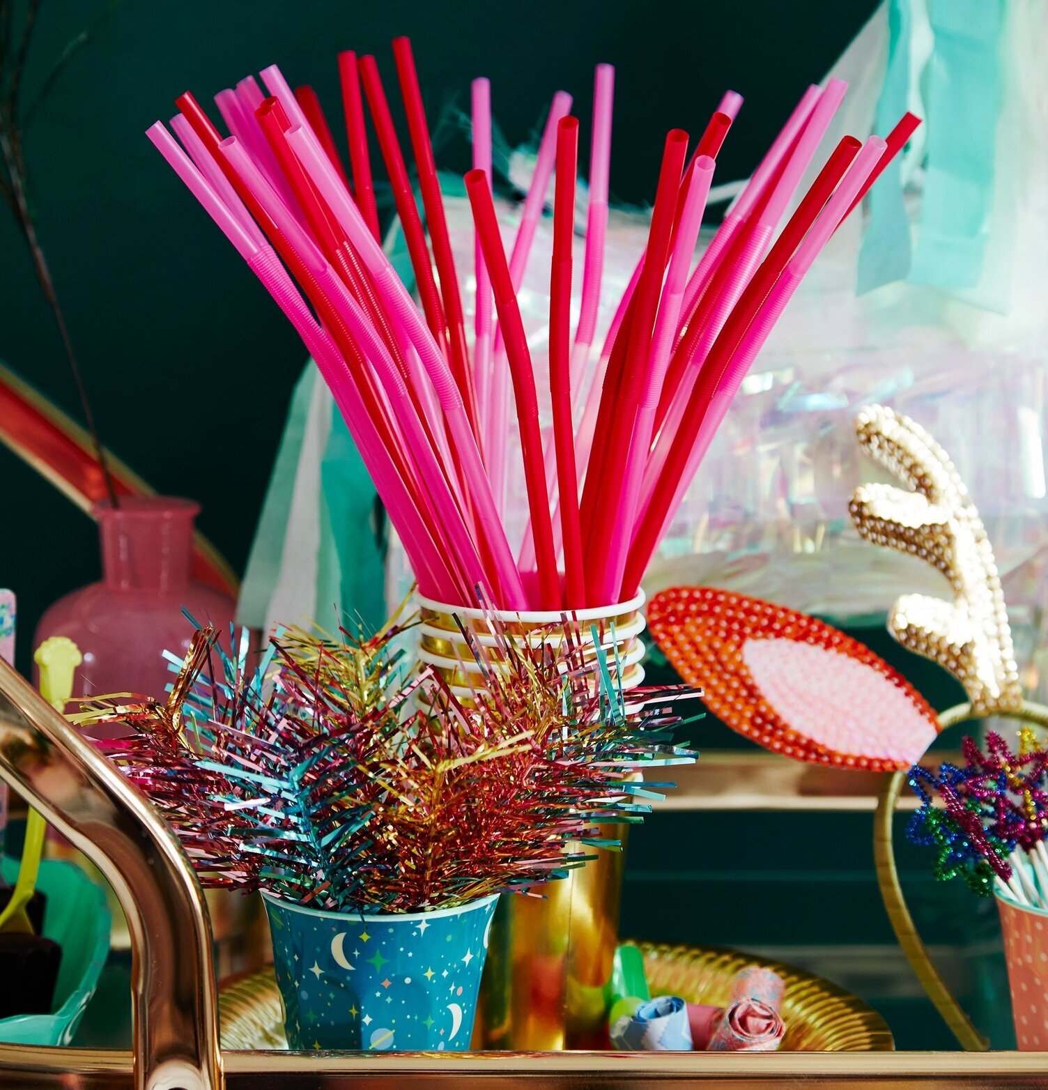 Party Sticks Feather från Rice i färgstark festdisplay
