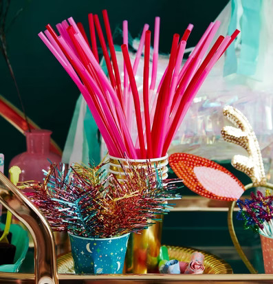 Party Sticks Feather från Rice i färgstark festdisplay