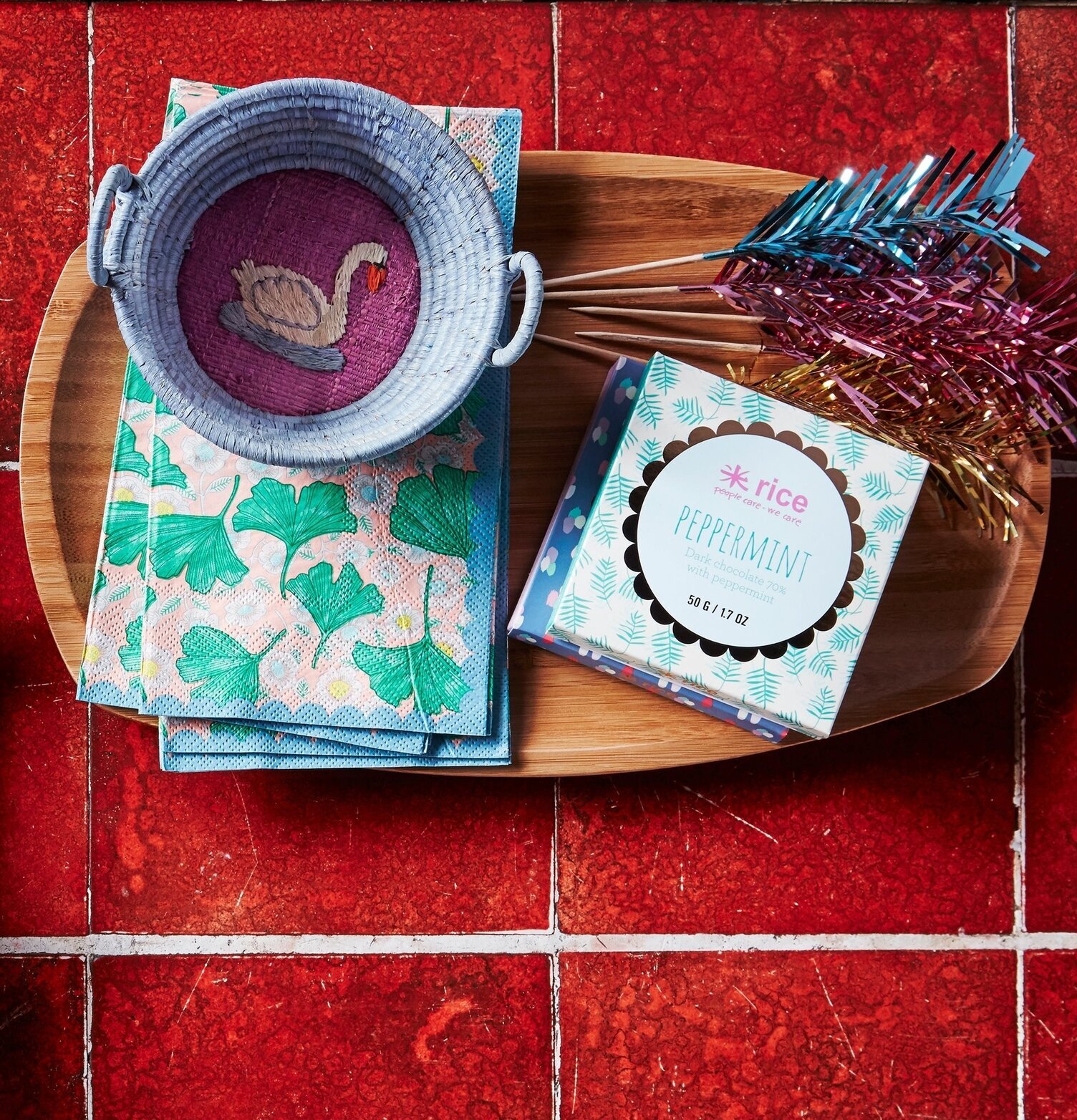 Minikorg Raffia Snödroppe från Rice på färgglada servetter