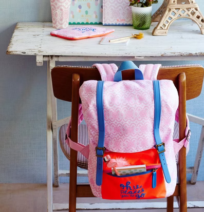 Ryggsäck Pink Lace Print från Rice på trästol vid skrivbord