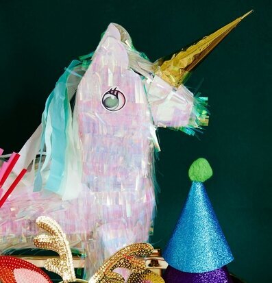 Pinata Enhörning från Rice i festlig och färgglad miljö