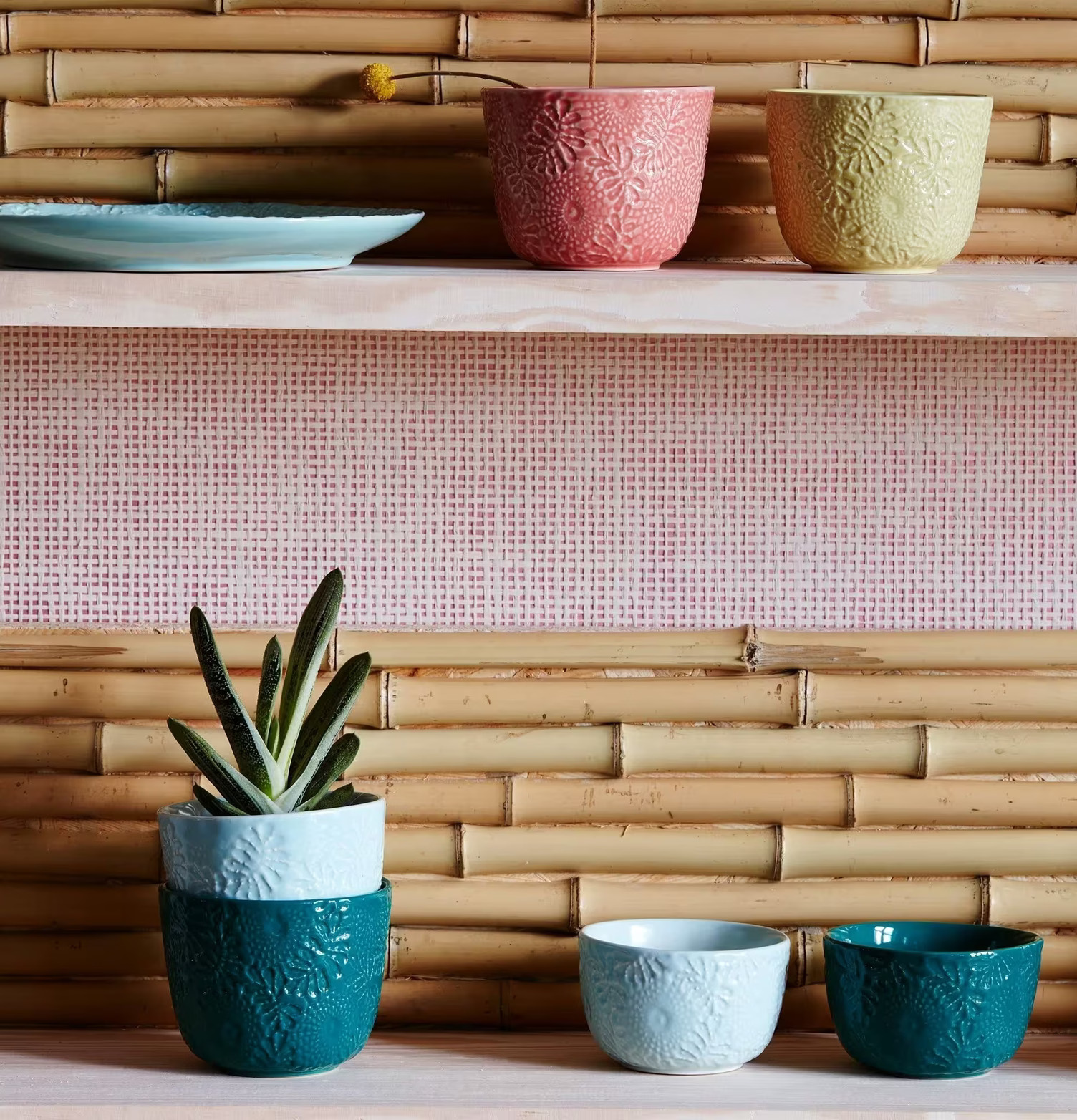 Mugg Embossed Coral från Rice, färgglad och detaljerad mugg