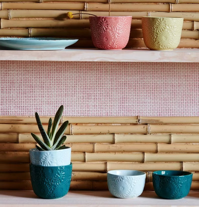 Mugg Embossed Coral från Rice, färgglad och detaljerad mugg