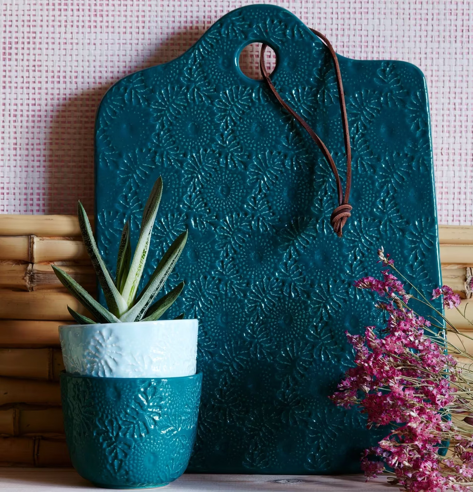 Ostbricka Embossed Jade från Rice med skålar och växt