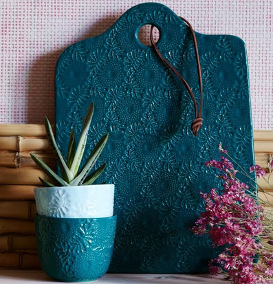 Ostbricka Embossed Jade från Rice med skålar och växt