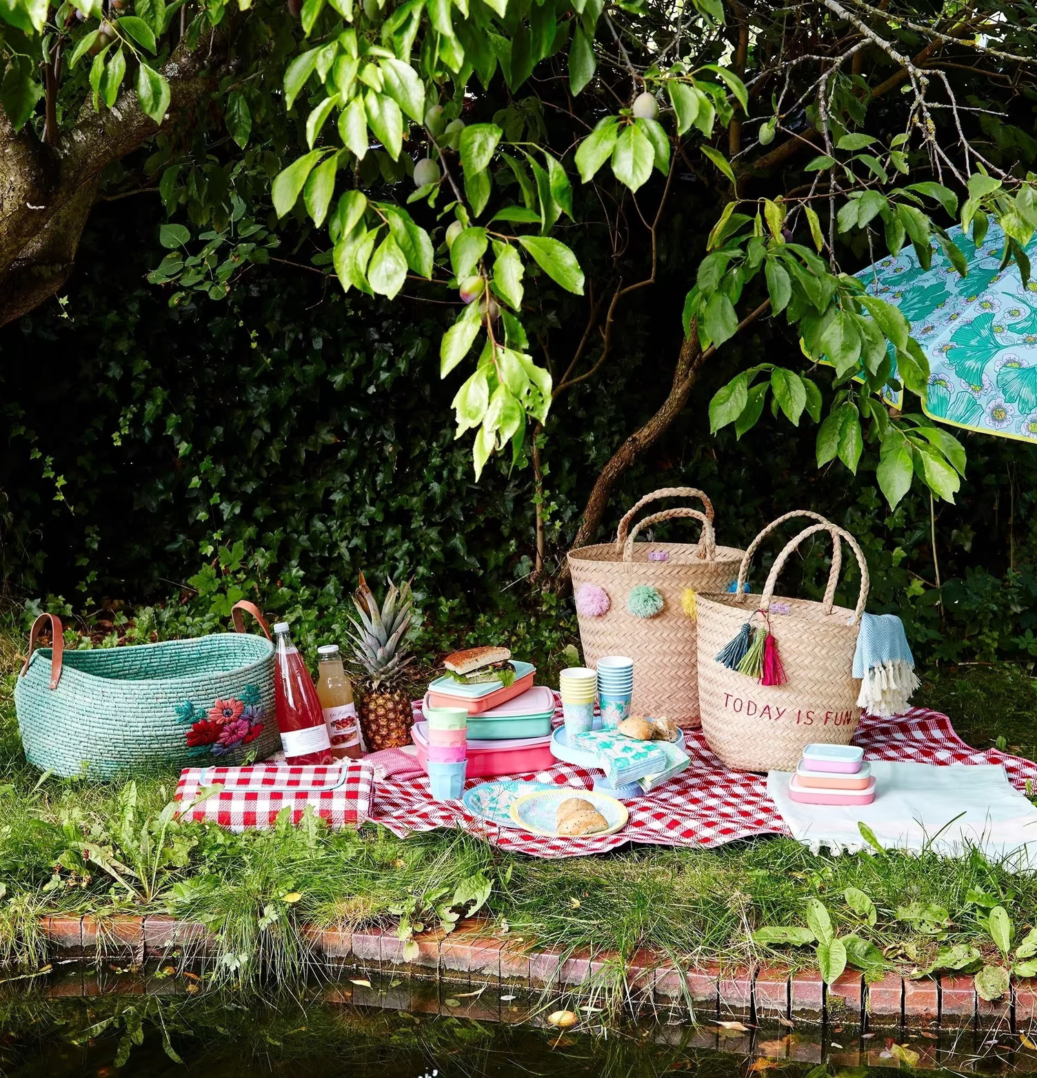 Picknickfilt Röd/Blå från Rice på gräsmatta med picknick