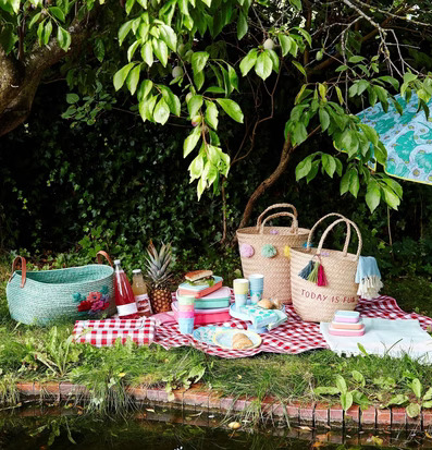 Picknickfilt Röd/Blå från Rice på gräsmatta med picknick