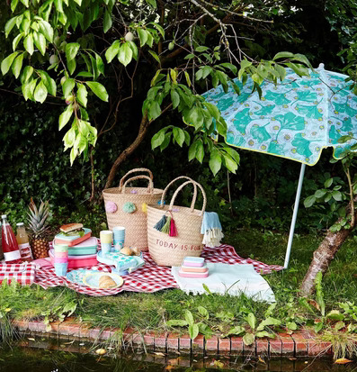 Picknickfilt Röd/Rosa från Rice på gräsmatta med picknick