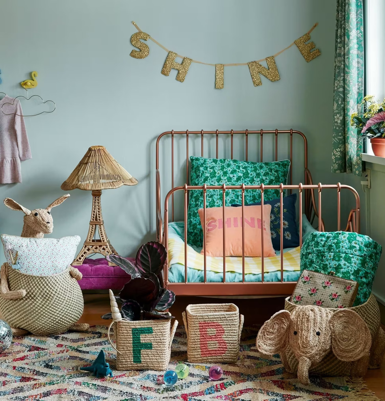 Förvaringskorg Känguru från Rice i ett barnrum med leksaker