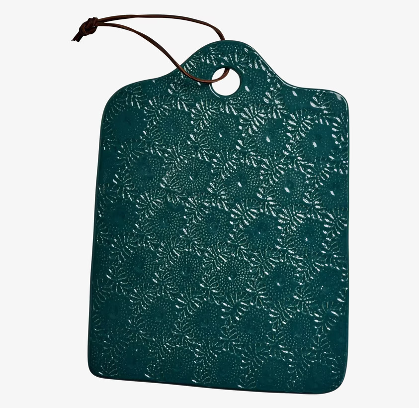 Ostbricka Embossed Jade från Rice i mörkgrön keramik