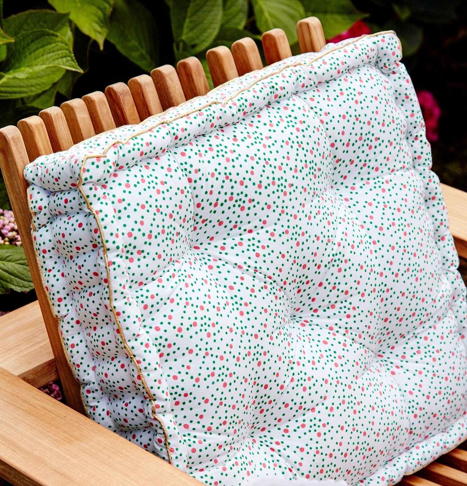 Golvkudde Connecting The Dots från Rice på trädgårdsstol