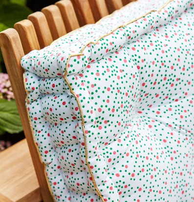 Golvkudde Connecting The Dots från Rice med prickmönster