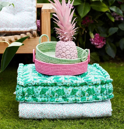 Golvkudde Connecting The Dots från Rice på gräsmatta