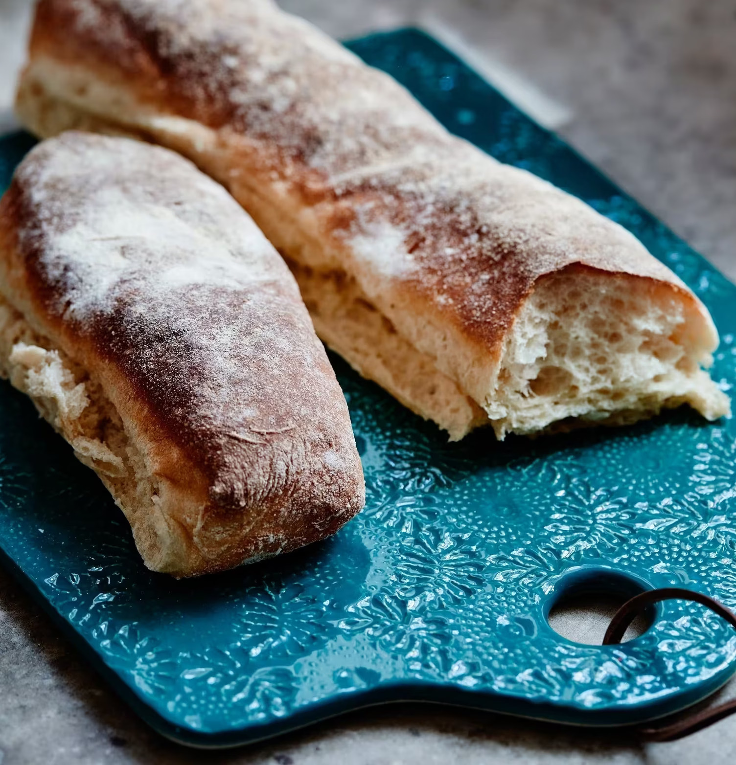 Ostbricka Embossed Jade från Rice med rustikt bröd