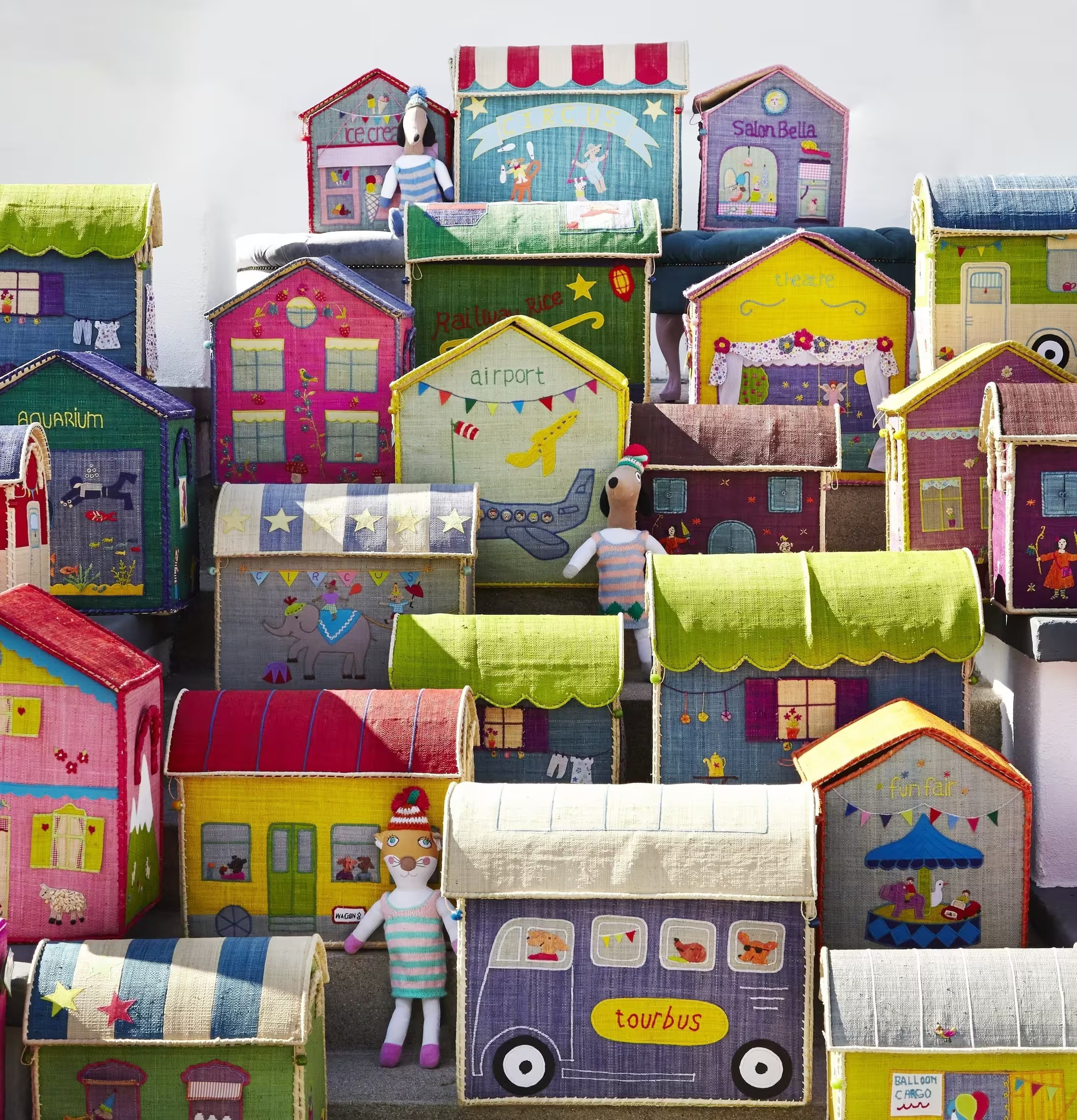 Förvaringskorg Smiling Moustache Large från Rice i barnrum