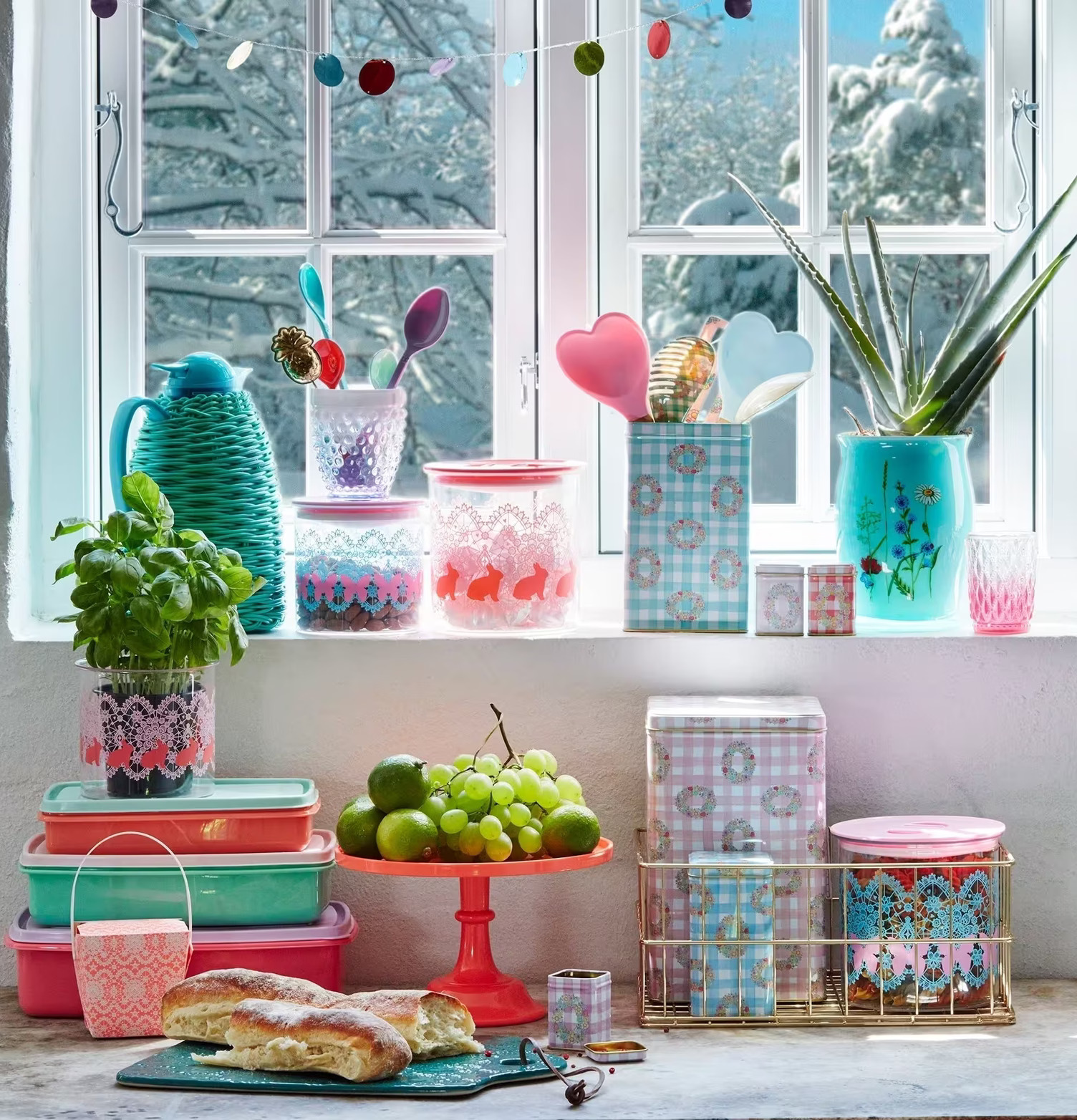 Ostbricka Embossed Jade från Rice i en färgglad köksmiljö