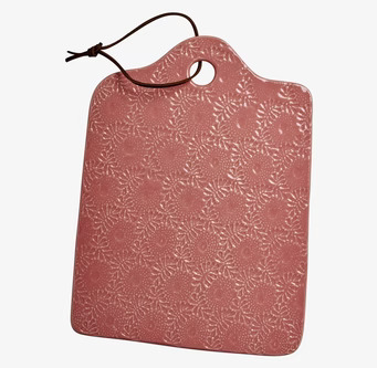 Ostbricka Embossed Coral från Rice med reliefmönster och rem