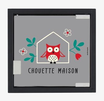 Bild av nyckelskåp med färgglad uggla och blommor