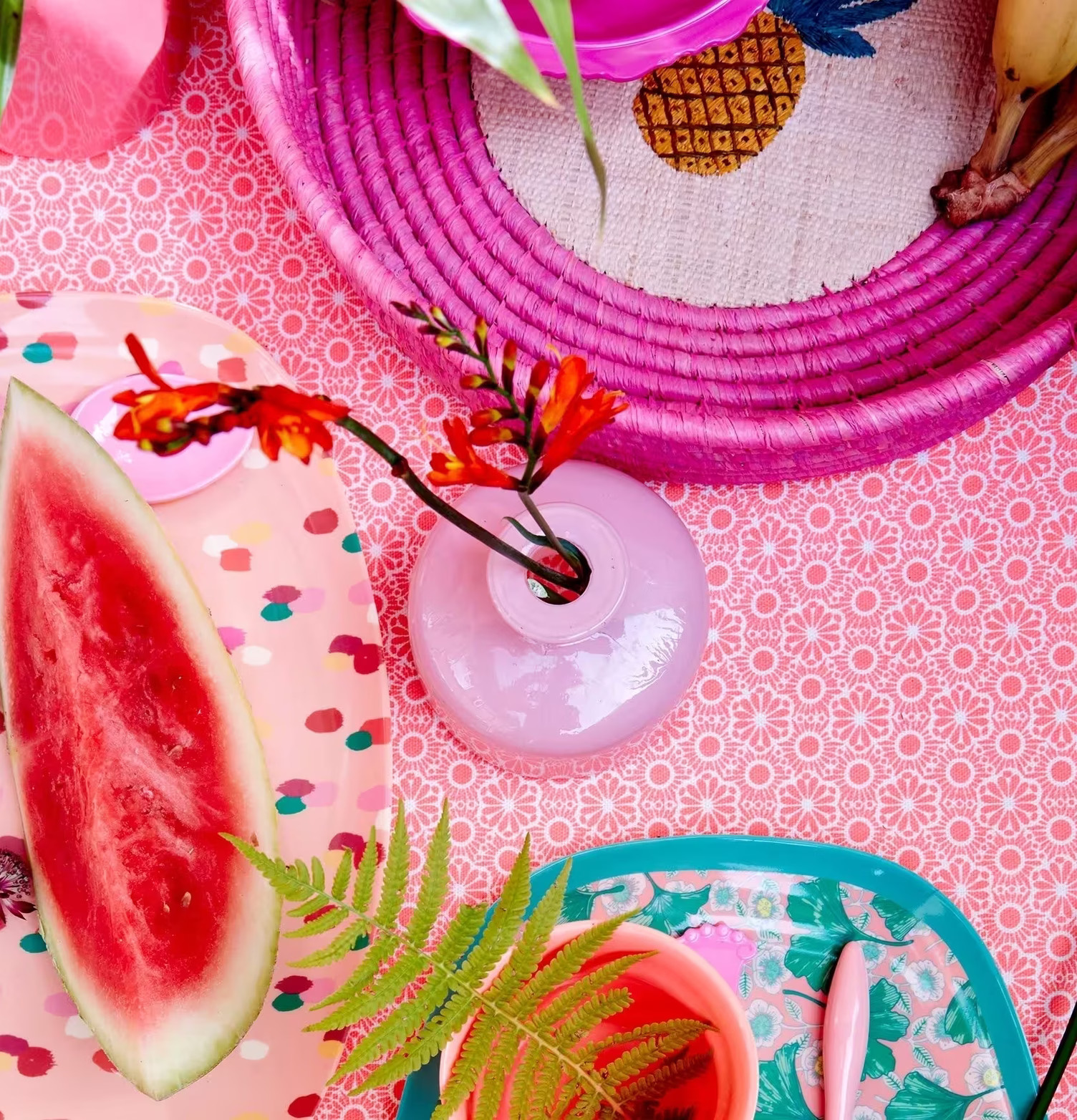 Rund Brödkorg Ananas från Rice på rosa duk med vita mönster